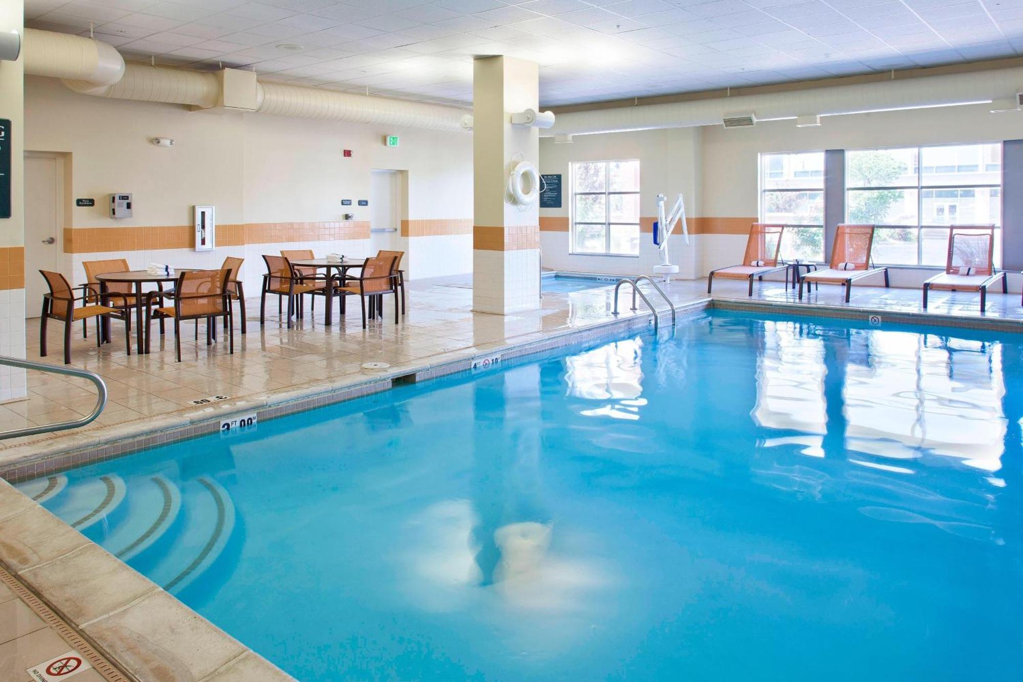 Hotel Courtyard By Marriott Pueblo Esterno foto